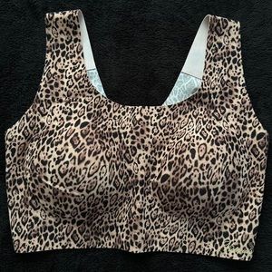 m victoria’s secret bralette
smooth material w/ padding
cheetah print design